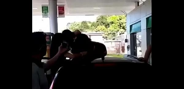  PUTAS NO POSTO DE GASOLINA